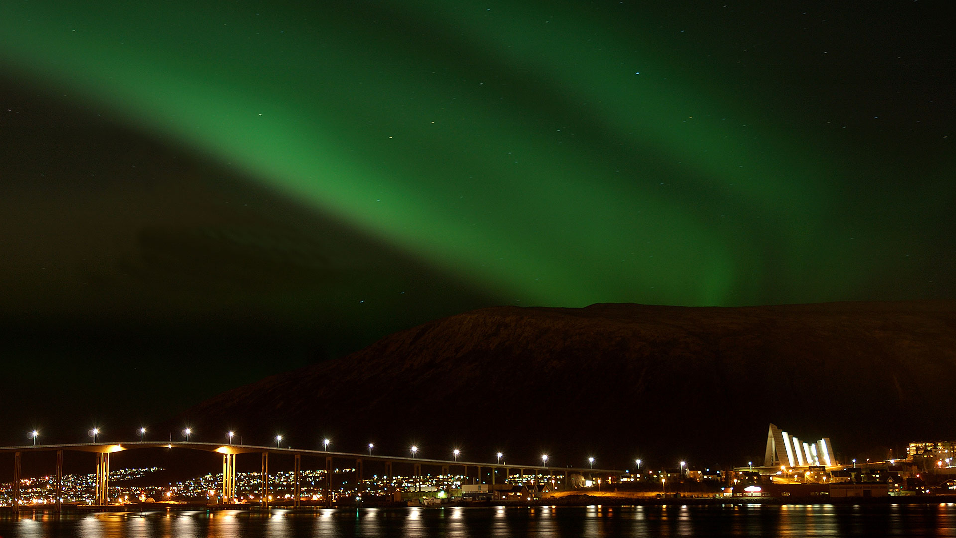 Nothern Lights over Tromso Bridge - ©visitnorway.com / Gaute Bruvik